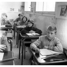 Des Elèves attentifs dans une salle de classe.