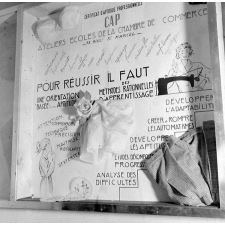 Centre d'orientation professionnelle, Mairie du XIIIème : une vitrine de la salle d'accueil