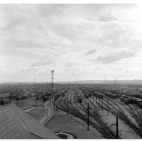Gare de triage. Vue générale sur les voies et les alignements de wagons.