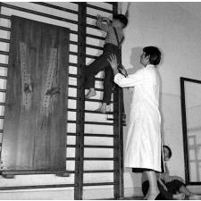 Centre de réadaptation fonctionnelle : la rééducation physique. Grimper à l'espalier.