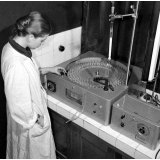Faculté de sciences : les travaux pratiques en chimie. 