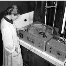 Faculté de sciences : les travaux pratiques en chimie.