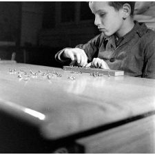 Institut départemental des Aveugles de la Seine (Ecole Braille).
 L'enseignement destiné aux aveugles. L'écriture en braille.