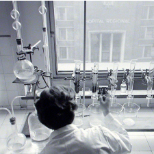 Faculté de médecine et de pharmacie : Une laborantine