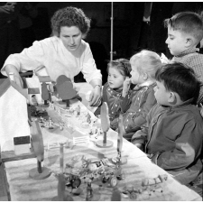 Ecole maternelle de Meudon : les élèves jouent avec une ferme miniature.