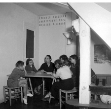 Lycée-pilote de Sèvres, Cours d'Art dramatique de Mlle Dienesh. Lecture d'une pièce.