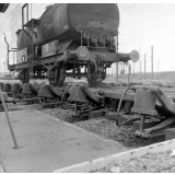 Gare de triage. Gros plan sur une locomotive.