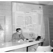 Ecole Nationale Supérieure de Mécanique et Aérotechnique : le directeur de l'E.N.S.M.A. à son bureau.