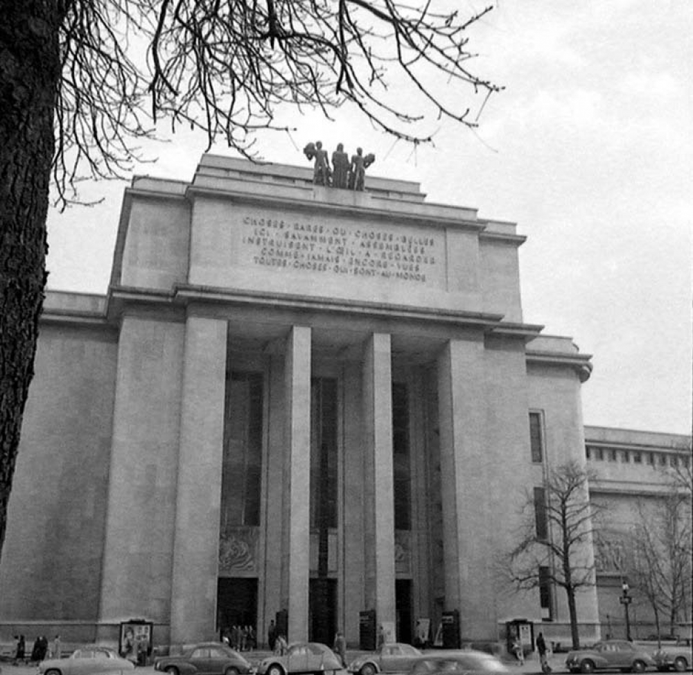 Le Palais du Trocadéro à Paris : l'aîle Passy qui abrite le musée de l'Homme et le musée de la Marine.