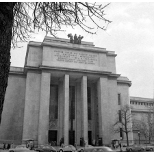 Le Palais du Trocadéro à Paris : l'aîle Passy qui abrite le musée de l'Homme et le musée de la Marine.