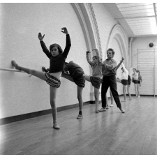 Lycée Duruy : le gymnase. Un entraînement à la barre fixe. 