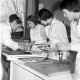 Collège d'enseignement technique pour jeunes filles. Le cours de cuisine. La fabrication d'un plat.