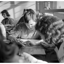 Lycée-pilote mixte de Montgeron. Deux élèves travaillent ensemble.