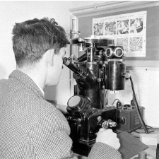 Ecole Nationale Supérieure de Mécanique et Aérotechnique : un étudiant stagiaire procède à des observations au microscope métallographique.