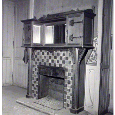 Exposition P.T.T : Un meuble au-dessus d'une cheminée