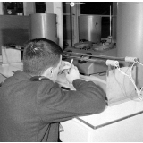 Ecole Nationale Supérieure de Mécanique et Aérotechnique : un étudiant stagiaire de l'Ecole de l'Air de Salon-de-Provence (13) procède à une expérience en atelier sur la conductibilité thermique dans des barres.