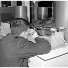 Ecole Nationale Supérieure de Mécanique et Aérotechnique : un étudiant stagiaire de l'Ecole de l'Air de Salon-de-Provence (13) procède à une expérience en atelier sur la conductibilité thermique dans des barres.