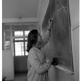 Lycée-pilote mixte de Montgeron. Une élève corrige au tableau un exercice de géométrie.