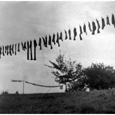 Colonie de vacances. Décor original : les chaussettes sèchent dans le pré...