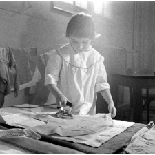 Ecole maternelle de Paris, l'enseignement ménager. L'apprentissage du repassage.