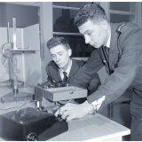 Ecole Nationale Supérieure de Mécanique et Aérotechnique : deux étudiants stagiaires de l'Ecole de l'Air de Salon-de-Provence (13) procèdent à une expérience d'études thermiques.