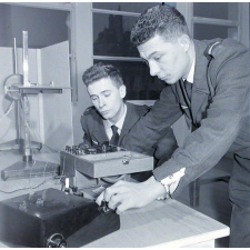 Ecole Nationale Supérieure de Mécanique et Aérotechnique : deux étudiants stagiaires de l'Ecole de l'Air de Salon-de-Provence (13) procèdent à une expérience d'études thermiques.