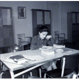 Collège d'enseignement technique pour jeunes filles. Le professeur d'histoire-géographie dans la salle des professeurs.