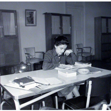 Collège d'enseignement technique pour jeunes filles. Le professeur d'histoire-géographie dans la salle des professeurs.