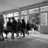 Rentrée scolaire au nouveau lycée-collège d'Orsay : Les élèves entrent dans le bâtiment