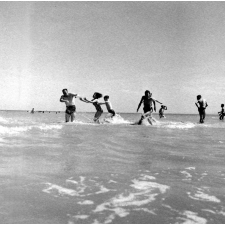 Voyage scolaire de fin d'année : Classe de garçons de Corbeil : Jeux dans l'eau : Etretat