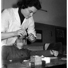 Centre de réadaptation fonctionnelle : un élève réapprend à peindre (rééducation).