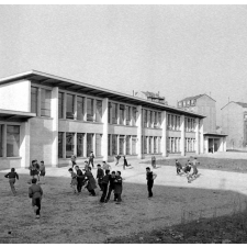 Ecole primaire Clemenceau-Oudinot : la cour des garçons à l'heure de la récréation.