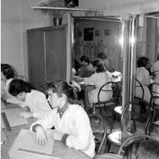 Collège d'enseignement technique pour jeunes filles. Le cours de couture. La réalisation d'un patron.