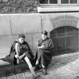 Institut départemental des Aveugles de la Seine (Ecole Braille).
 L'enseignement destiné aux aveugles. Deux élèves dans la cour.