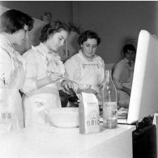 Collège d'enseignement technique pour jeunes filles. Le cours de cuisine. La fabrication d'une pâte.
