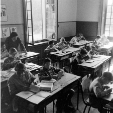 Institut médico pédagogique de Montlignon : Elèves en classe pendant un cours