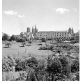 Lycée de Coutances : la façade sur les jardins.