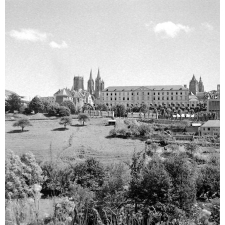 Lycée de Coutances : la façade sur les jardins.