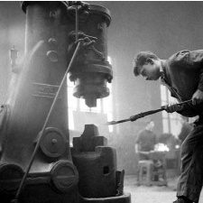 Lycée technique d'Etat : la section forge. Le forgeage mécanique au marteau-pilon.