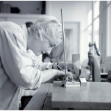 Lycée technique Jacquard : préparation de tôlerie d'un multivibrateur. Le traçage au trusquin sur marbre, par une élève radiotechnicienne de première année.