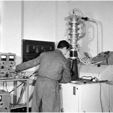 Ecole Nationale Supérieure d'Electrotechnique, d'Electronique et d'Hydraulique de Toulouse : l'oscillographe cathodique à haute tension.