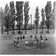 Pratique du sport sur un stade parisien : les élèves effectuent exercices et jeux.