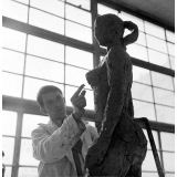 Ecole des Arts Décoratifs : la sculpture d'après modèle féminin.