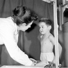 Visite médicale (cabinet mobile) à l'école primaire de Labruguière. Une infirmière pèse un élève.