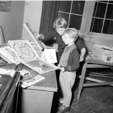 Arbre de Noël : explication d'un jeu à un enfant