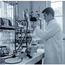Collège-lycée d'Arsonval : utilisation d'un distillateur.