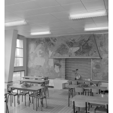 Architecture scolaire Abraham, Ecole nationale d'enseignement technique : une salle de classe. Tables, chaises, fresque murale.