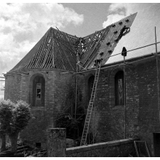 Lycée de Coutances : la chapelle près du lycée. La réfection du toit.
