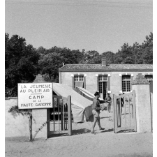 Jeunesse au plein air : colonie de Saumanes, l'entrée du camp