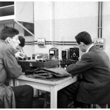 Ecole nationale de radiotechnique et d'électricité appliquée : le laboratoire d'électronique.